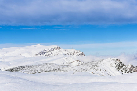 蓝天滑雪坡多雪多山景观