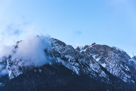 美丽的山景覆盖着蓬松的雪