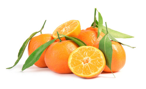 有白色背景叶子的美味成熟橘子