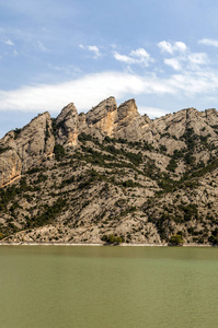 加泰罗尼亚的湖泊，背景是比利牛斯山脉。