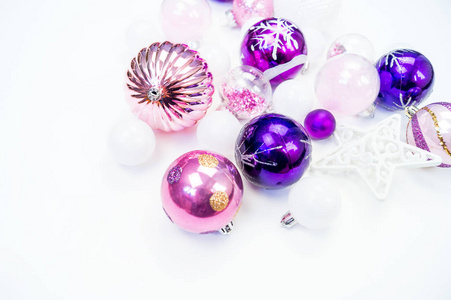 白色背景上温和的粉红色和紫色的鲍布。 圣诞节的心情。 节日装饰。 亮片和闪光的派对。