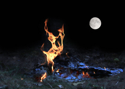 林火的明亮火焰和地平线上的满月