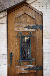 闭合的老式木门用门锁