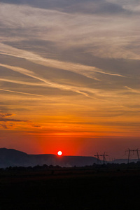 在远处的群山中，带着夕阳的风景