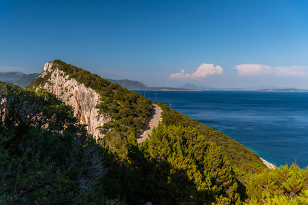 如画的海景青山和蓝天