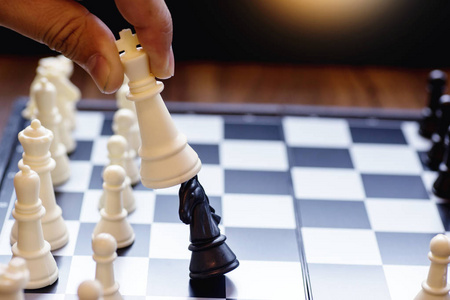 商人下棋用王棋片白撞推翻竞争对手的概念商业策略取胜