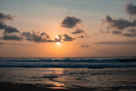 五颜六色的日落与美丽的天空在巴厘岛的热带海滩