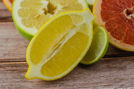 柑橘类水果，橘子，柠檬，葡萄柚，柑桔柠，木制背景