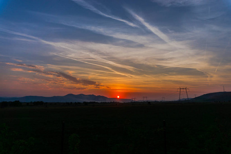 在远处的群山中，带着夕阳的风景