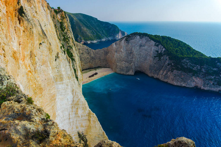 群山环抱的海湾风景如画