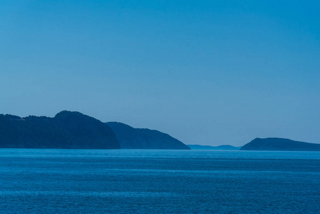 迷人的景色，光滑的，相当的海洋，有山的背景