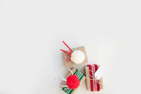 圣诞作文。 由圣诞礼物制成的框架，白色背景上的松枝玩具。 平躺顶视复印空间