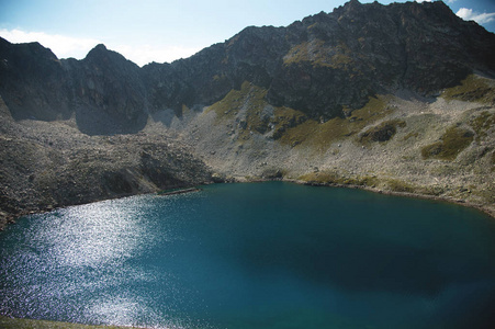 在多拜山区高的高原湖泊景观。由冰川形成的马戏团, 有深湖和蓝色的水