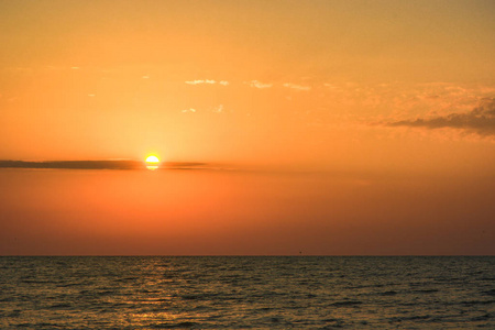 美丽的海景海浪和天空