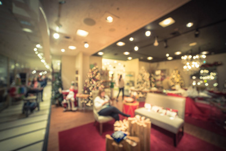 运动模糊顾客购物装饰礼品纪念品在美国达拉斯市中心高档圣诞商店