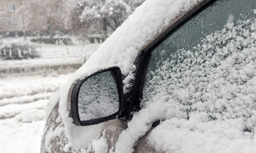 冬天的汽车覆盖着新鲜的白雪