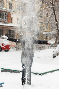 3.小女孩在冬天在街上突然下起了雪