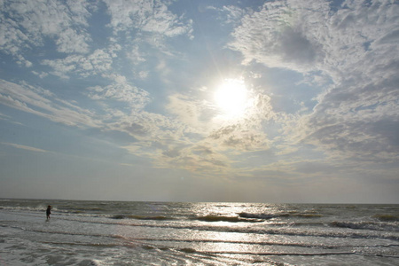 美丽的海景海浪和天空