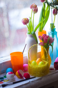 篮子里的复活节彩蛋和鲜花