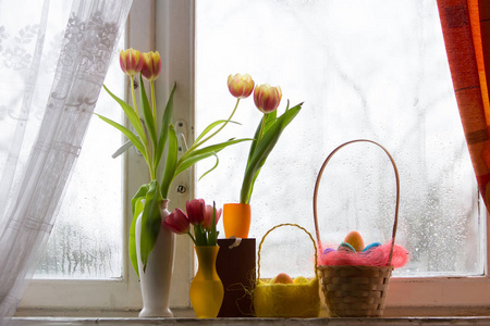 窗台上美丽的郁金香和复活节彩蛋