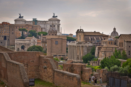 这是一个著名的罗马古代市场的观点，称为罗马论坛。二一八年八月五日..意大利，罗马。