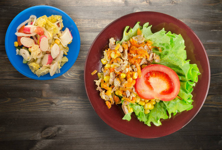 沙拉与鸡胃与胡萝卜和玉米和沙拉在一个盘子。 木制背景蔬菜鸡肉沙拉