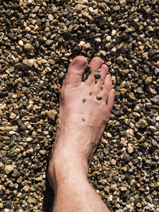 男子的脚在沙滩上的沙滩上。夏季海滩