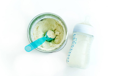 婴儿奶粉配方奶粉在罐头图片