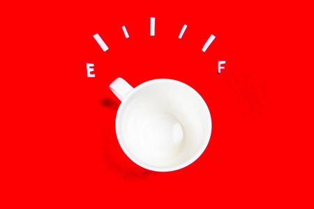 咖啡是一个燃料概念一个红色背景上的杯子