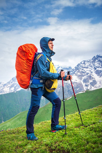 在山里背着背包的旅行者。登山在山间小道