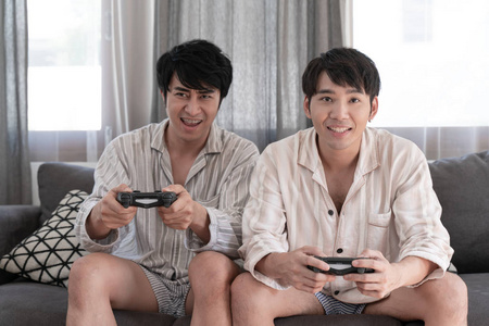 夫妇花时间一起玩游戏机。