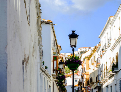 古老时尚的路灯照亮了西班牙的街道，这是传统街道建筑装饰的特色元素