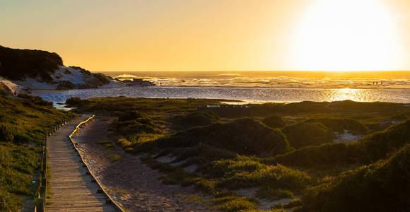 日落在沙滩上拍摄在西海岸面对海滩在开普敦南非。