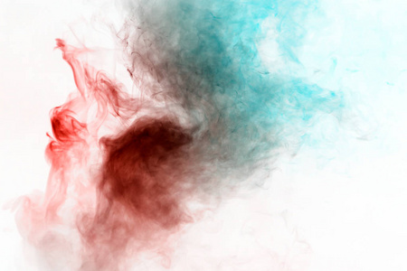 五颜六色的卷曲烟雾，红色的蓝色蒸气卷曲成抽象的形状和图案，在白色的背景上重复着波浪和化学物质的运动。
