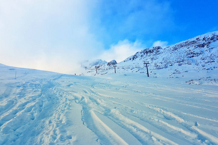雪覆盖的山脉和雪桥斜坡之间的空滑雪电梯没有被清除，也没有为游客做好准备