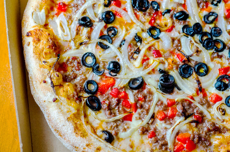 纸板披萨中美味的披萨，用特殊包装的快餐送到你家