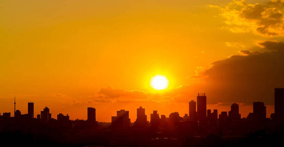 南非约翰内斯堡城市日落剪影，红色和华丽的天空
