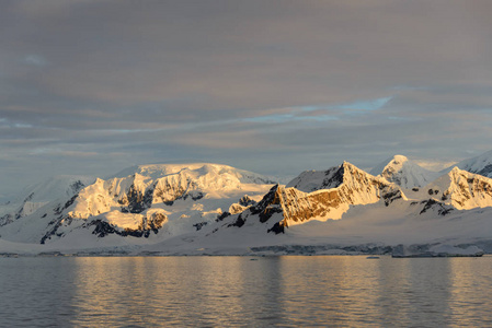 南极日落时的景观