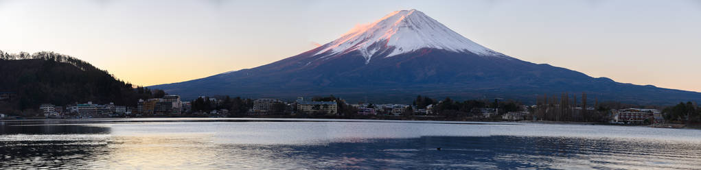 川川子湖富士山全景。日本的标志性和象征山。日本冈山川彦明山早晨日出