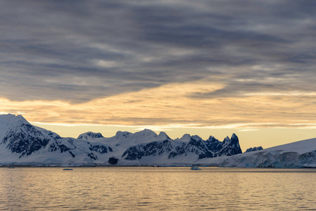 日落时南极洲的风景