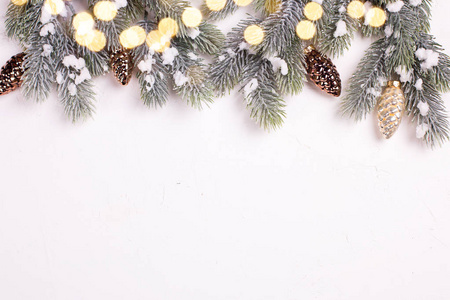节日寒假作文，用杉树枝和圣诞装饰