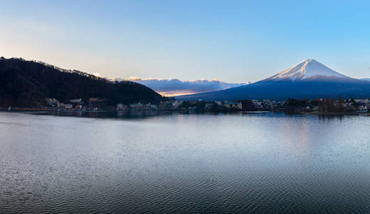 川川子湖富士山全景。日本的标志性和象征山。日本冈山川彦明山早晨日出