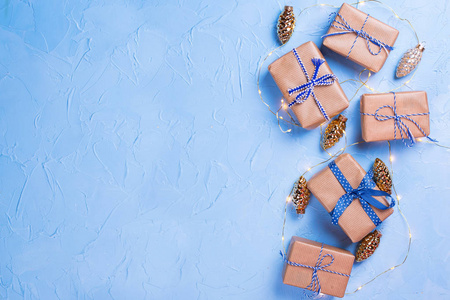 蓝色纹理桌面上包裹圣诞礼物的顶部视图