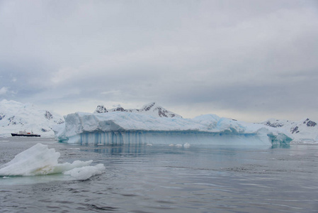 南极景观有冰川和山脉