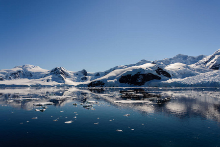 南极海景有反射图片