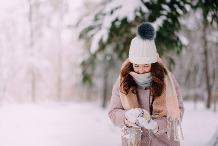 年轻女子在公园里做雪球手图片