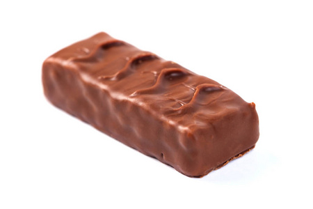 巧克力棒与焦糖隔离在白色上。