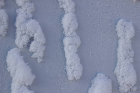 冻结的雪在墙上的前景