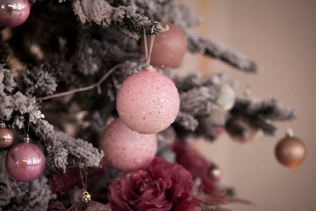圣诞节和新年用礼物和新年树装饰内部。
