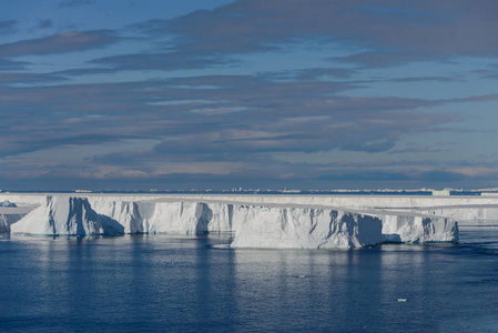 具有冰山鸟瞰的南极景观.
